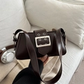 Bolso de hombro minimalista de cuero brillante marrón chocolate con hebilla plateada - Marrón Oscuro
