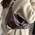 Sac bandoulière marron foncé en cuir plissé brillant avec détails d'œillets argentés - Brun Foncé