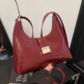 Borsa sottobraccio in pelle verniciata bordeaux lucida con fibbia in metallo e tracolla - Rosso