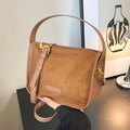 Borsa a tracolla vintage marrone in finta pelle scamosciata con dettagli in pelle e oro - Marrone