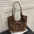 Borsa tote con stampa leopardata, dettagli in pelle marrone e fiocco su sfondo bianco - Cachi