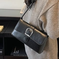 Bolso baguette negro con hebilla plateada grande llevado por modelo elegante - Negro