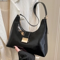 Borsa hobo nera lucida con elegante fibbia in metallo dorato e tracolla in pelle - Nero