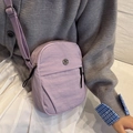 Schicke helllila Nylon Umhängetasche mit verstellbarem breitem Schultergurt für Damen - Lila
