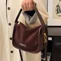 Borsa a tracolla in finta pelle scamosciata marrone scuro con dettagli dorati e pelle - Marrone