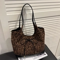 Grande borsa shopper leopardata con fiocco in pelle sintetica e dettagli dorati - Nero