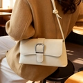 Bolso baguette blanco crema en cuero mate con hebilla en D plateada y detalle de nudo - Blanco Roto