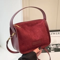 Elegante borsa a tracolla bordeaux in finto camoscio con dettagli dorati raffinati - Borgogna