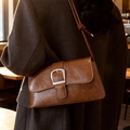 Bolso baguette marrón vintage de ecocuero con hebilla plateada y detalle de nudo en la correa - Marrón
