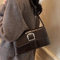 Bolso baguette vintage marrón oscuro en cuero brillante con hebilla plateada chic - café