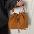 Borsa a secchiello in camoscio marrone con catena dorata e ciondoli di perle a mano - Marrone