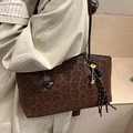 Borsa tote alla moda con stampa leopardata marrone scuro, logo metallico e ciondolo dorato - Marrone Con Ciondolo