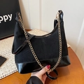 Schwarze Umhängetasche in Matt und Glanz mit goldener Kette im modischen Retro-Stil - Schwarz