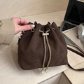 Borsa a secchiello scamosciata marrone scuro con catena dorata e dettagli in perle - Marrone