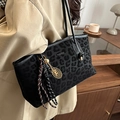 Borsa tote leopardata nera con logo FASHION e ciondolo a racchetta per donna - Nero Con Pendente
