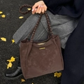 Bolso tote grande de ante marrón oscuro con correas trenzadas de estilo elegante - Marrón