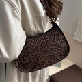 Schicke Damen Schultertasche mit Leopardenmuster und verstellbarem Riemen im Halbmond-Stil - Braun