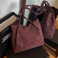 Bolso tote de ante rojo burdeos con asas tejidas y detalles de logotipo dorado - Rojo