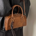 Borsa Boston marrone vintage in pelle PU con patchwork e tracolla intrecciata - Marrone Con Pendente A Racchetta Da Tennis