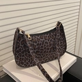 Baguette-Tasche mit Leopardenmuster im Vintage-Stil und goldfarbenen Metallbeschlägen - Schwarz