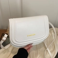 Elegante bolso bandolera de cuero sintético blanco con logo metálico 'FASHION' dorado - Blanco