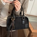 Elegante borsa Boston nera in pelle mista con nappina in corda e logo goffrato - Nero Con Pendente A Racchetta Da Tennis
