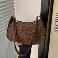 Französisches Design Leopard-Unterarmtasche in Halbmondform mit goldener Hardware - Braun