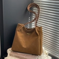 Bolso tote de ante sintético marrón con correa tejida y logotipo de la marca - Marrón