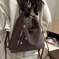Dunkelbraune matte Hobo-Tasche mit Reißverschluss und Quaste als lässige Schultertasche - Braun