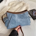 Denim blauwe okseltas met bruine lederen bies en praktische zijzakken voor damesmode - Lichtblauw