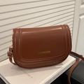 Bolso bandolera de montura semicircular marrón oscuro con logotipo dorado fashion - Marrón