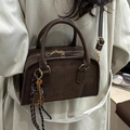 Borsa Boston marrone scuro con goffratura DTN e ciondoli decorativi alla moda - Caffè Con Pendente A Racchetta Da Tennis