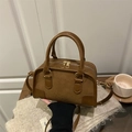 Borsa Boston marrone scuro in ecopelle testurizzata con manici e tracolla - Marrone - Senza Ciondolo