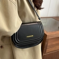 Bolso bandolera negro mate con letras FASHION doradas y una fina correa para hombro - Negro