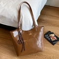 Dunkelbraune glänzende Leder-Einkaufstasche mit Vintage-Schultergurt und Anhänger - Braun Mit Brezel Anhänger