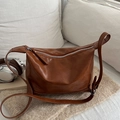 Bolso vintage marrón oscuro en cuero aceitado con correa ajustable elegante - Marrón