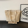 Borsa tote in velluto a coste beige con manici in pelle e logo su sfondo vintage - Bianco Sporco