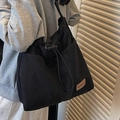 Große schwarze Cord-Einkaufstasche mit Kordelzug und stilvollem Schultergurt-Design - Schwarz