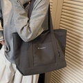 Borsa tote in tela grigio antracite con ricamo BE YOURSELF e tasca frontale - Marrone Scuro
