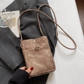Borsa a tracolla minimalista in tela marrone da donna con elegante fibbia in metallo - caffè