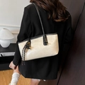 Borsa tote bianco sporco con finiture nere e sottili tracolle lunghe e moderne - Bianco Sporco Con Ciondolo Chiave Racchetta
