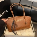 Borsa tote retrò marrone con texture in pelle, ciondolo a racchetta e corda intrecciata - Marrone Giallo Con Ciondolo Chiave Racchetta