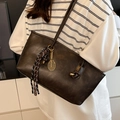 Borsa tote marrone scuro retrò con finitura vintage e ciondolo racchetta intrecciato - Marrone Con Ciondolo Chiave Racchetta
