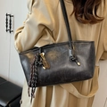 Grande borsa tote nera vintage con ciondolo a racchetta da tennis e tracolla a nodo - Black With Tennis Racket Charm