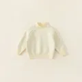 Gebreid kindervest in crème met een opstaande kraag en zachte geribbelde zoom - 80 / Tops / Broken Wit