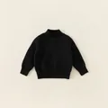 Zwarte gebreide kindertrui met opstaande kraag en geribbelde manchetten van zachte stof - 130 / Top (DY82024) / Zwart