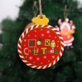 Rote Frohe Weihnachten Rundanhänger mit Kordel an einem festlichen Tannenbaumzweig - Weihnachts Rote Runde Plakette