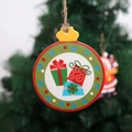 Runder Weihnachtsanhänger aus Holz mit bunten Geschenkkartons und rotem Rand als Deko - Weihnachts Grüne Runde Plakette