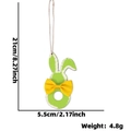 Pendentif lapin de Pâques en bois vert vif avec ruban jaune et dimensions du produit - Lapin Vert avec Nœud Jaune