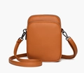 Détail du sac bandoulière en cuir grainé marron caramel avec ferrures en métal gris foncé - Brun Jaune